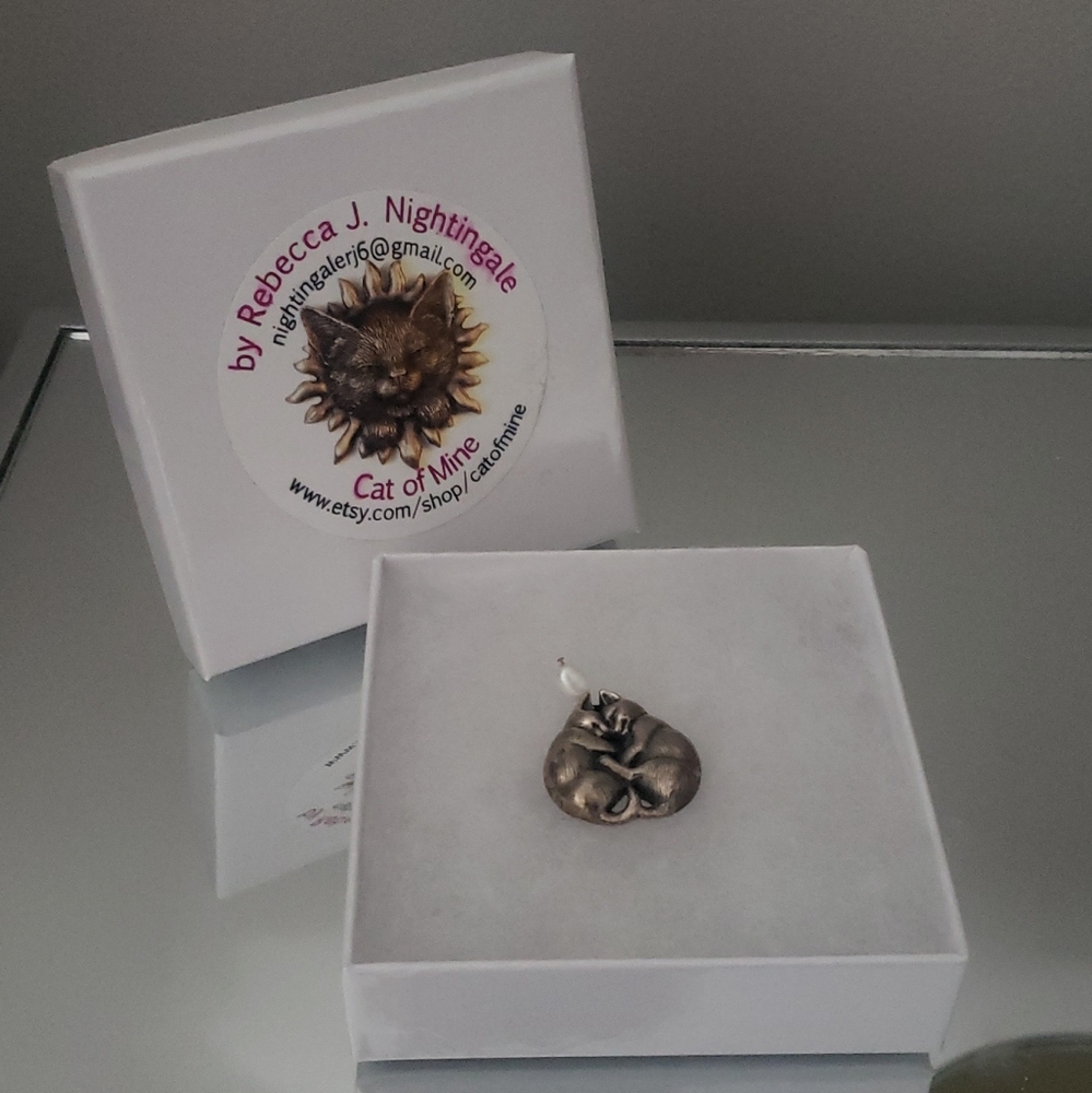 Cat pearl charm